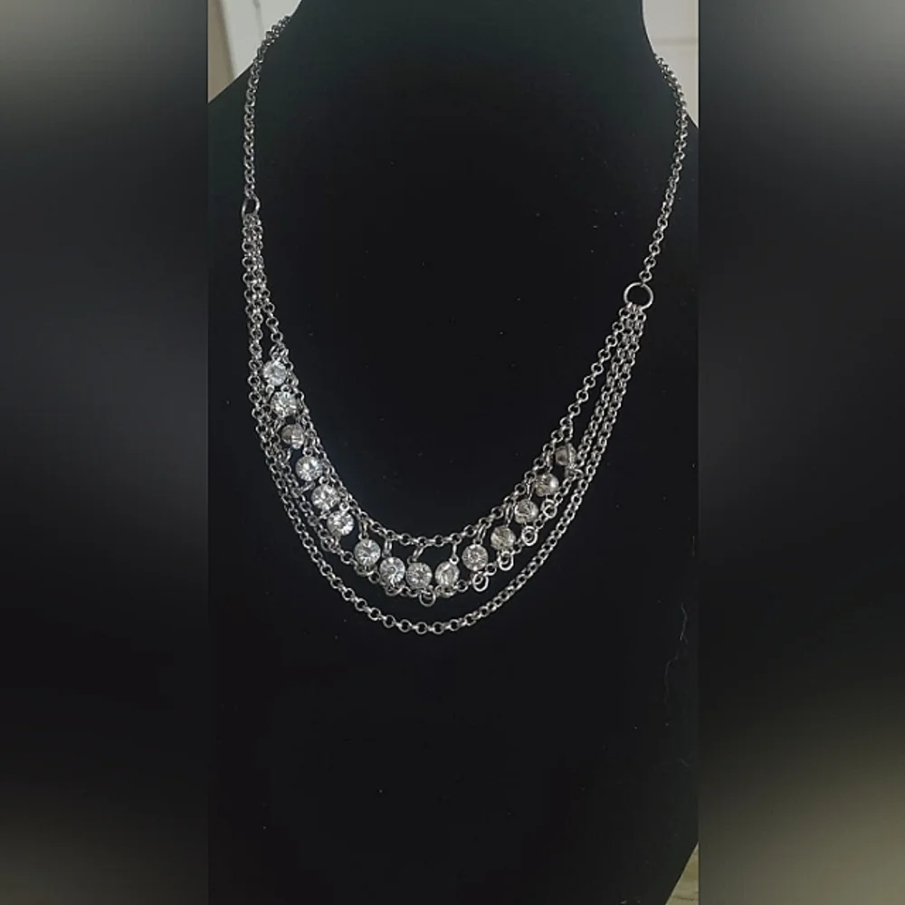 Lovely Multi strand Silver Tone Necklace.🌴
